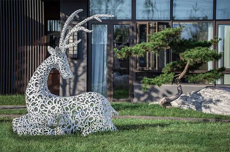 不銹鋼鹿，不銹鋼鏤空鹿，鏤空鹿景觀擺件，鏤空鹿雕塑，河北不銹鋼鹿廠家.jpg