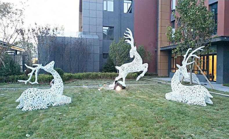 不銹鋼鹿，不銹鋼鏤空鹿，鏤空鹿景觀擺件，鏤空鹿雕塑，河北不銹鋼鹿廠家3.jpg