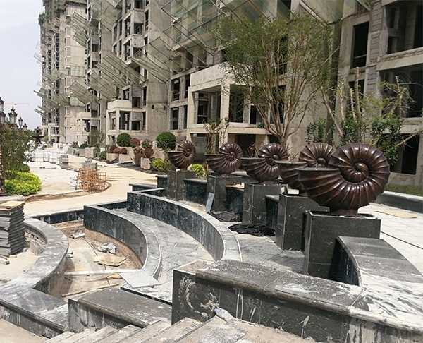 那玻璃鋼雕塑上色的時(shí)候要注意什么呢？