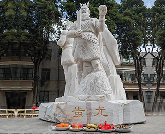 云南石雕黃帝、炎帝、蚩尤雕塑安裝效果展示