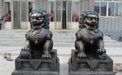 銅獅子雕塑應(yīng)該怎樣擺放？