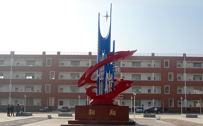 不銹鋼雕塑制作完成之后，需要對(duì)表面進(jìn)行打磨噴漆，這樣才可以獲得想要的表面效果，不銹鋼雕塑打磨噴漆有一些注意事項(xiàng)，下面給大家介紹一下。